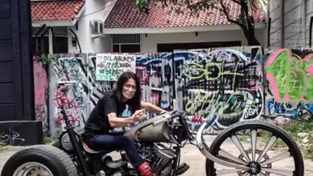 Bingky atau Ignatius Hendra adalah salah satu mature model Indonesia. (Dok: IG @bingky_bikerstation https://www.instagram.com/bingky_bikerstation?igsh=aHJhdXVnN3h5NHJh)