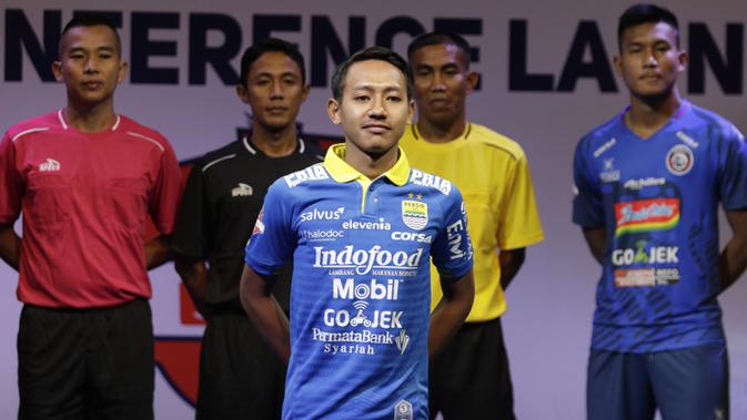 Pemain Persib Bandung, Beckham Putra berpose saat Peluncuran Shopee Liga 1 di SCTV Tower, Jakarta, Senin (13/5). Sebanyak 18 klub akan bertanding pada Liga 1 mulai tanggal 15 Mei. (Bola.com/Vitalis Yogi Trisna)