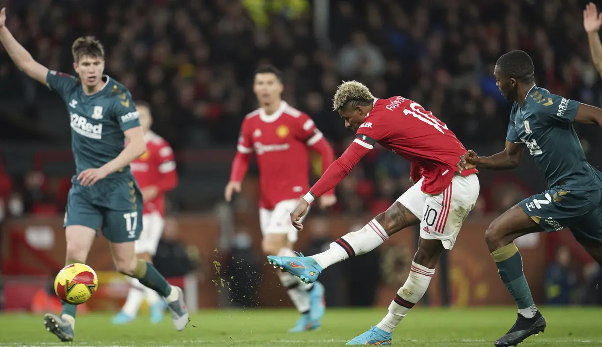Penyerang Manchester United, Marcus Rashford berusaha mencetak gol ke gawang Middlesbrough selama pertandingan putaran keempat Piala FA 2021/2022 di stadion Old Trafford di Manchester, Inggris, Sabtu (5/2/2022). MU kalah lewat adu penalti 7-8 dari Middlesbrough. (AP Photo/Jon Super)