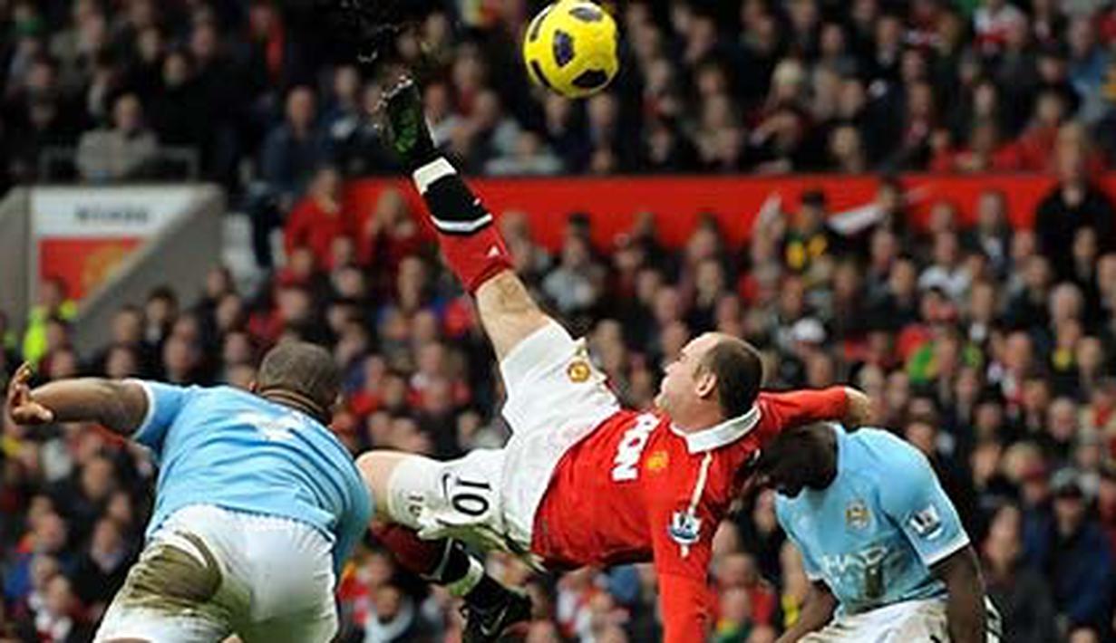 Wayne Rooney melepaskan tendangan salto yang menghasilkan gol sensasional sekaligus penentu kemenangan MU atas Manchester City 2-1 dalam laga derby di Old Trafford, 12 Februari 2011. AFP PHOTO/ANDREW YATES