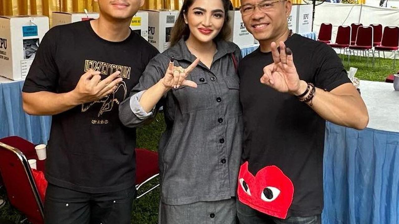 Anang Hermansyah dan Ashanty berpose dengan mengacungkan tiga jari usai nyoblos.