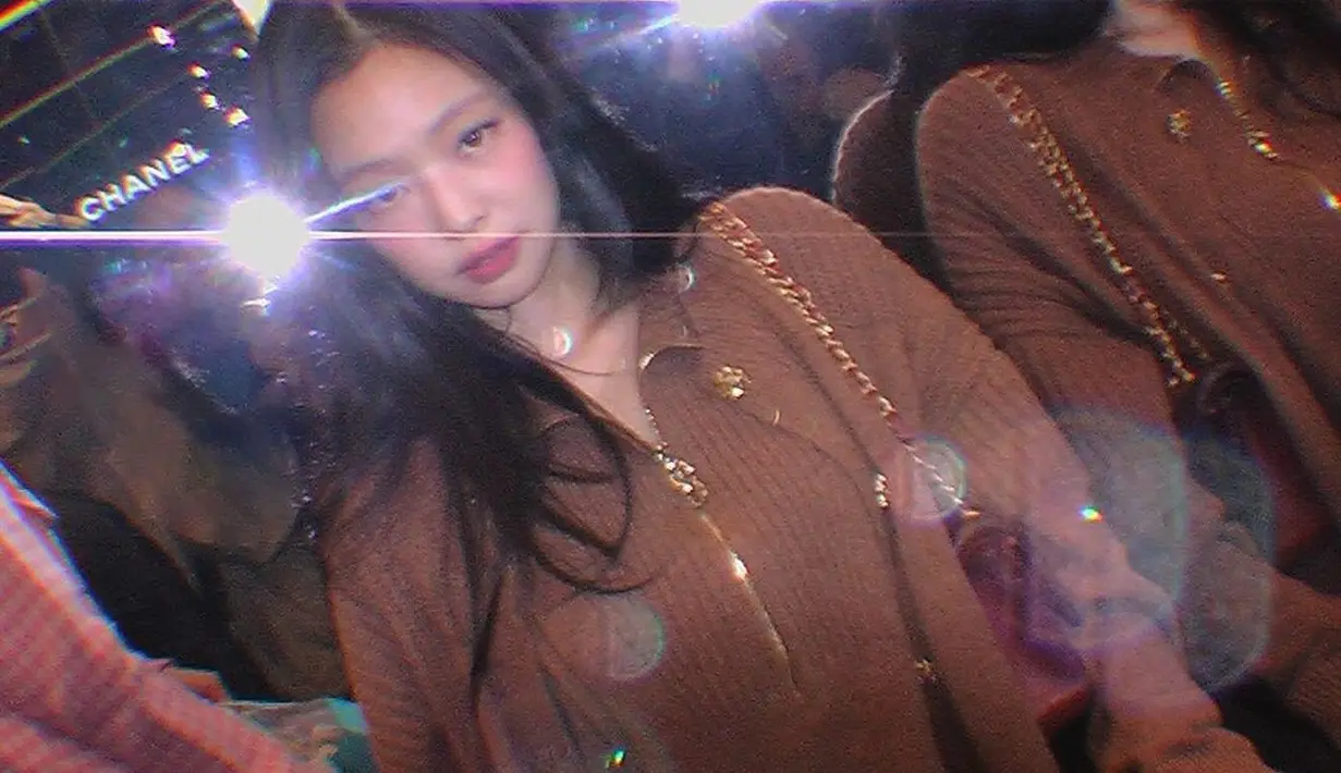 Jennie padukan set Cashmere Cardigan dan Pullover seharga Rp81jutaan dan Rp57jutaan [@jennierubyjane]