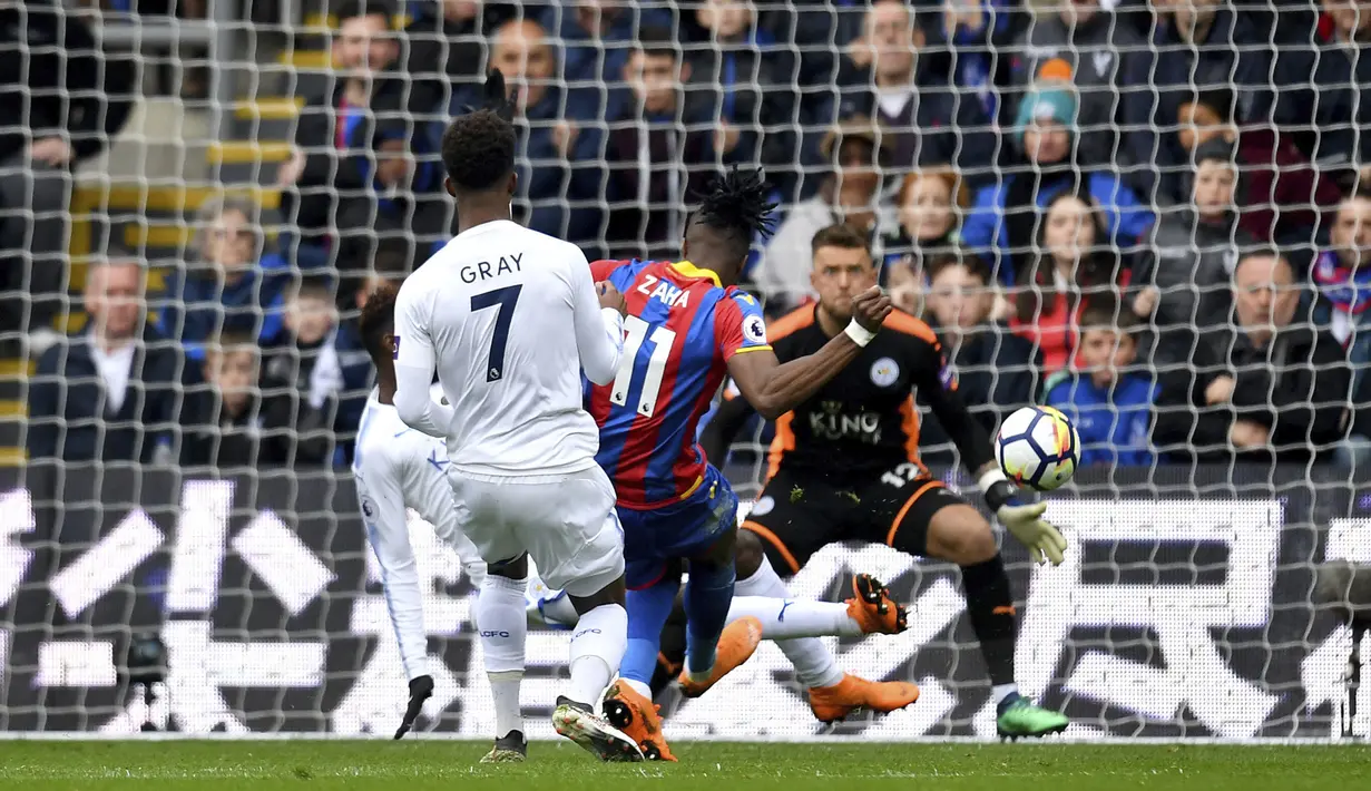 Aksi pemain Crystal Palace, Wilfried Zaha saat membobol gawang Leicester City pada lanjutan Premier League di Selhurst Park, London, (28/4/2018). Crystal Palace menang 5-0. (Dominic Lipinski/PA via AP)