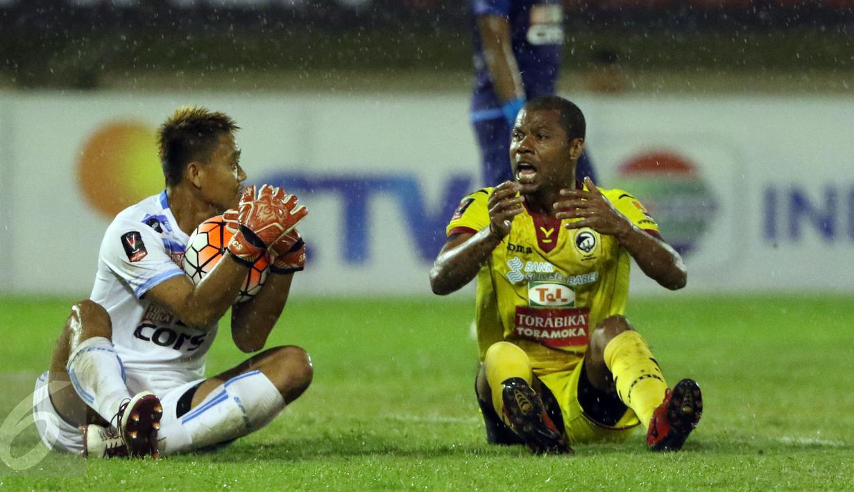 Kiper Arema FC, Kurnia Meiga (kiri) memeluk bola saat laga 8 besar Piala Presiden 2017 melawan Sriwijaya FC di Stadion Manahan, Solo, Minggu (26/2). Arema melaju ke semifinal setelah unggul 1-0. (Liputan6.com/Helmi Fithriansyah) 