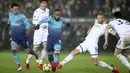 Aksi pemain Arsenal, Alexandre Lacazette melewati adangan pemain Swansea City, Mike van der Hoorn pada lanjutan Premier League di Liberty Stadium, Swansea, Wales, (30/1/2018). Arsenal kalah 1-3. (Nick Potts/PA via AP)