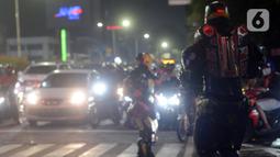 Dua robot saat menghibur pengendara di kawasan Tomang, Jakarta, Selasa (14/9/2021). Abi (20) dan Nujum (48) mengenakan kostum robot Iron Man untuk mengais rejeki dan menghibur para pengendara dari kemacetan lalu lintas yang dilakukan sejak pandemi COVID-19. (merdeka.com/Imam Buhori)
