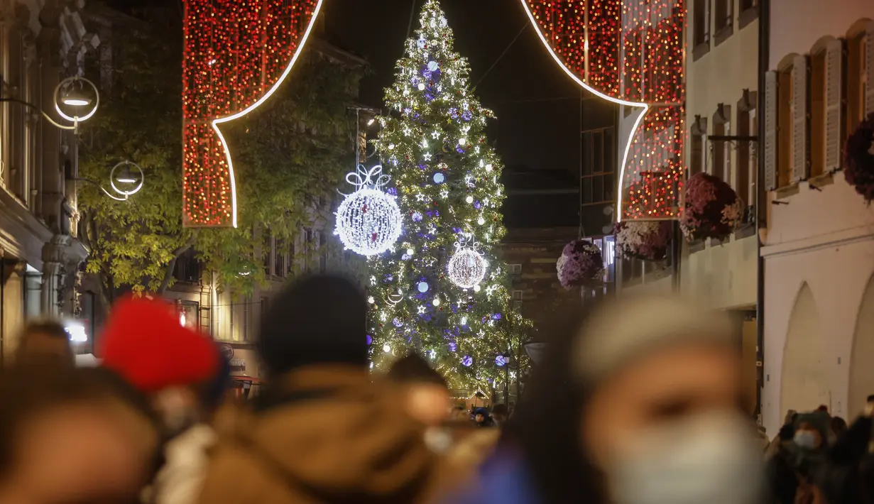 Lampu menerangi pasar Natal di Strasbourg, Prancis timur, Jumat(26/11/2021). Prancis mengumumkan keputusan suntikan Booster Covid-19 untuk semua orang dewasa agar tak lagi menerapkan pembatasan wilayah, atau batasan jam malam. (AP Photo/Jean-Francois Badias)