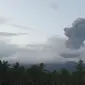 Gunung Dukono kembali erupsi, Jumat pagi (24/11/2023). Gunung yang berlokasi di Halmahera, Maluku Utara, mengeluarkan abu vulkanik setinggi 2.090 meter dari atas puncak. (Liputan6.com/ Dok PVMBG)