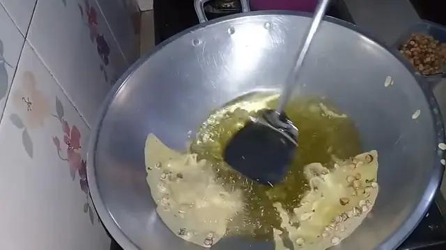 Cara Goreng Peyek agar Tipis dan Gurih, Serap Sedikit Minyak