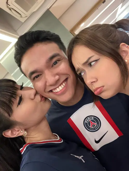 Pose bertiga yang menggemaskan, Lucinta Luna bersama Fadly Faisal dan sang kekasih Rebecca Klopper. Diapit keduanya, Fadly menampakkan senyum cerahnya menerima pose cium dari Lucinta Luna. Foto: Instagram.