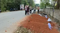 Sejumlah warga saat melihat gundukan tanah menyerupai makam baru di tepian Jalan Raya Cinangka, Kabupaten Purwakarta. Foto (Liputan6.com/Asep Mulyana)