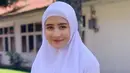 Berbalut hijab berwarna putih polos, Prilly terlihat anggun dan buat hati netizen adem. Banyak juga yang berharap Prilly Latuconsina bisa memantapkan diri untuk berhijab, meskipun keputusan itu memang membutuhkan proses yang bertahap. (Liputan6.com/IG/@prillylatuconsina96)