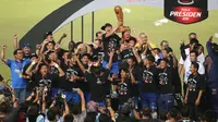 Para Pemain Persib Bandung merayakan kemenangan usai mengalahkan Sriwijaya FC pada Laga Final Piala Presiden 2015 di Stadion Gelora Bung Karno, Senayan, Minggu (18/10/2015). (Nicklas Hanoatubun)