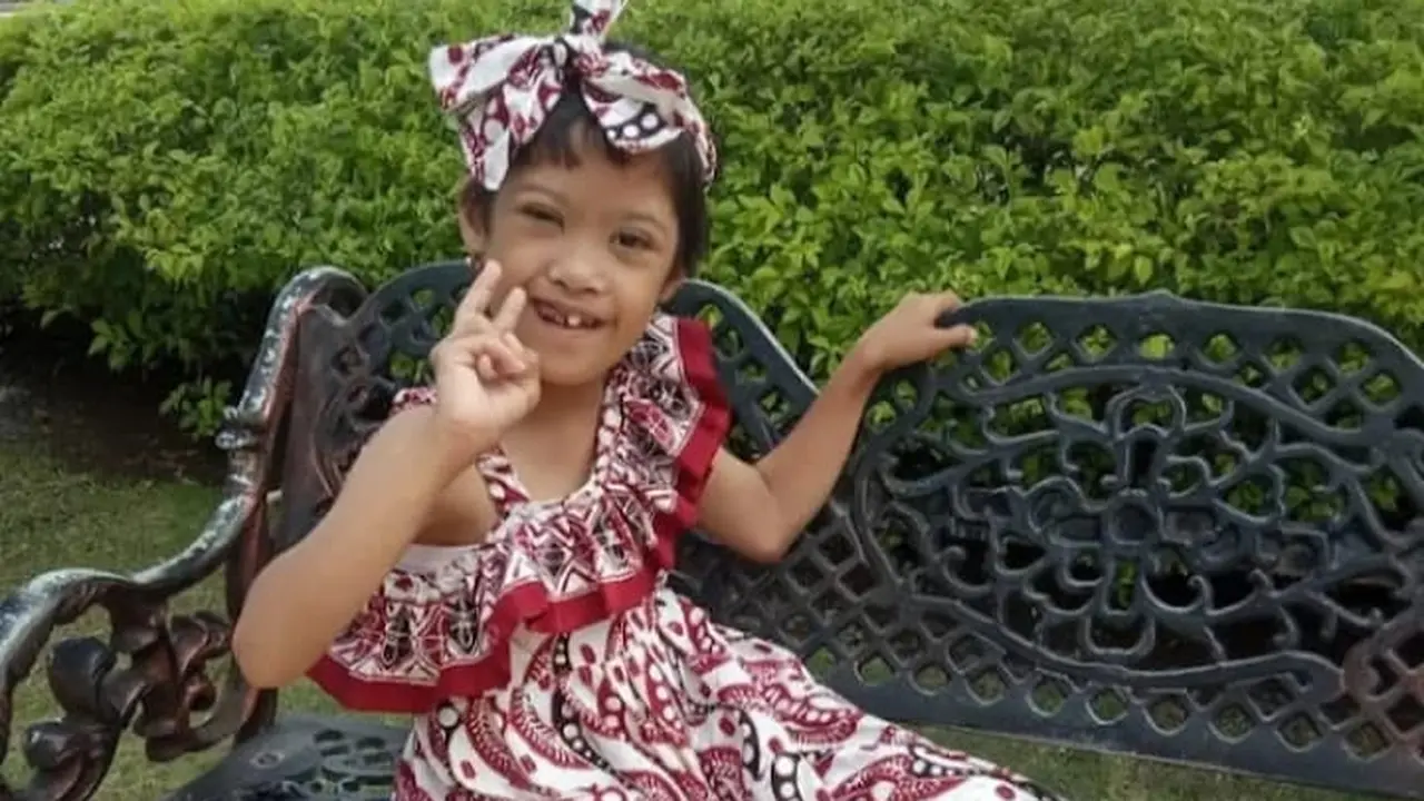 Nuzulis Sakinah penyandang down syndrome dari Gresik, Jawa Timur.