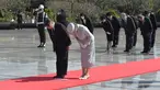 Kaisar Jepang Naruhito dan Permaisuri Masako memberikan penghormatan kepada para pahlawan saat mengunjungi Taman Makam Pahlawan (TMP) Kalibata, Jakarta, Selasa (20/6/2023). (Republika/POOL/Edwin Putranto)
