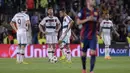 Ekspresi pemain-pemain Bayern Muenchen setelah kebobolan oleh Barcelona dalam semifinal Liga Champions di Stadion Camp Nou, Barelona, (6/5/2015). Munchen kalah 0-3 dari Bercelona. (AFP/Joseph Lago)