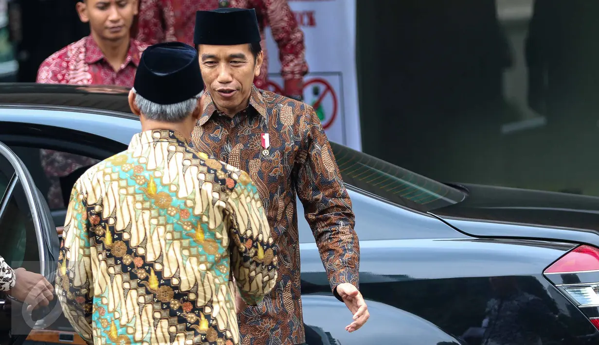 Presiden Joko Widodo tiba di Kantor Pimpinan Pusat Muhammadiyah, Jakarta, Selasa (8/11). Kunjungan Presiden Jokowi ke PP Muhammadiyah ini masih dalam rangka melakukan konsolidasi atau dialog dengan ormas Islam. (Liputan6.com/Faizal Fanani)