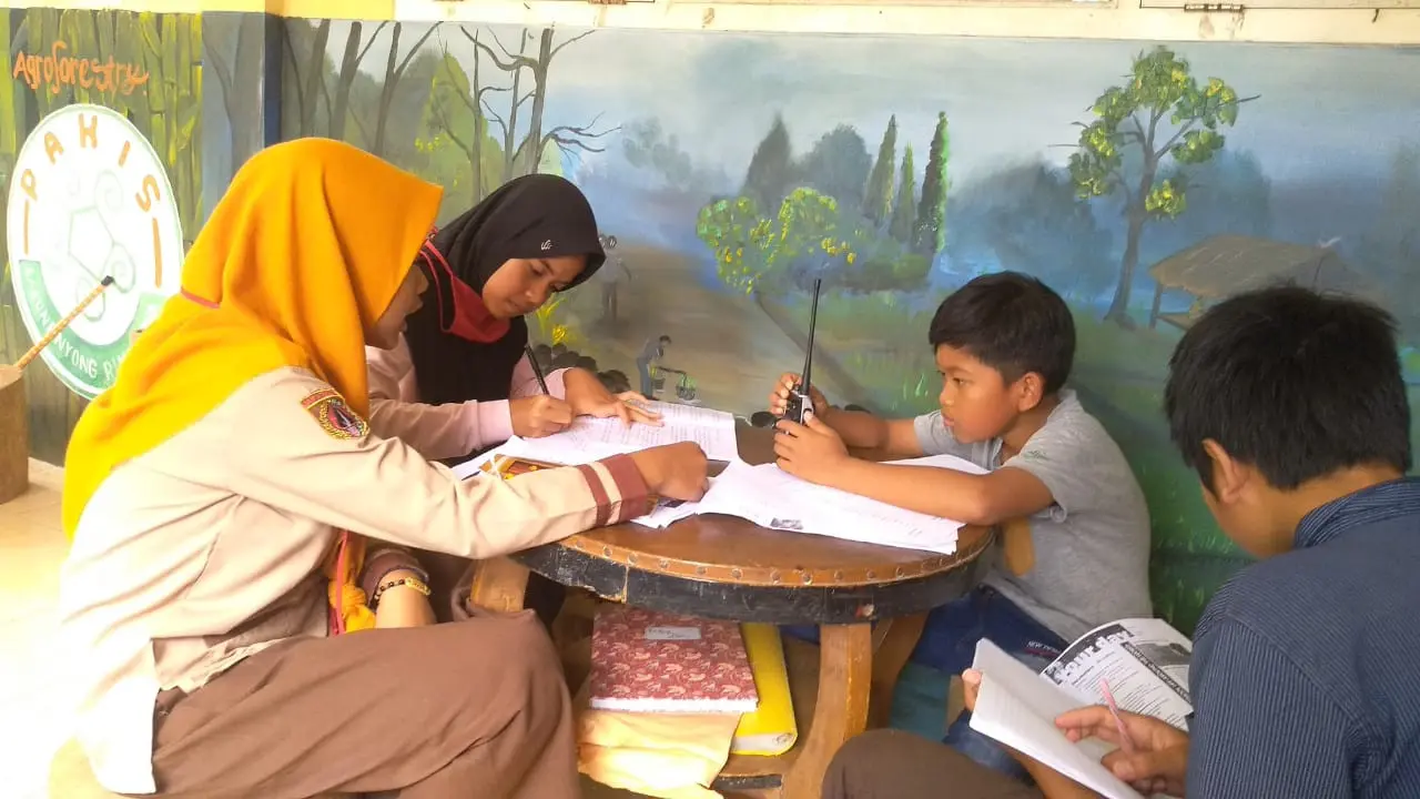 Siswa MTs Pakis, Cilongok, Banyumas belajar jarak jauh dengan handy talky atau HT. (Liputan6.com/ORARI Banyumas)