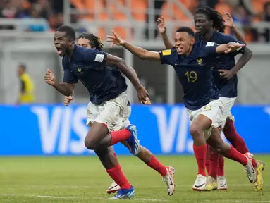 Para pemain timnas Prancis U-17 merayakan kemenangan setelah mengalahkan Senegal dalam adu penalti pada 16 besar Piala Dunia FIFA U-17 di Jakarta International Stadium, Rabu 22 November 2023. (AP Photo/Dita Alangkara)