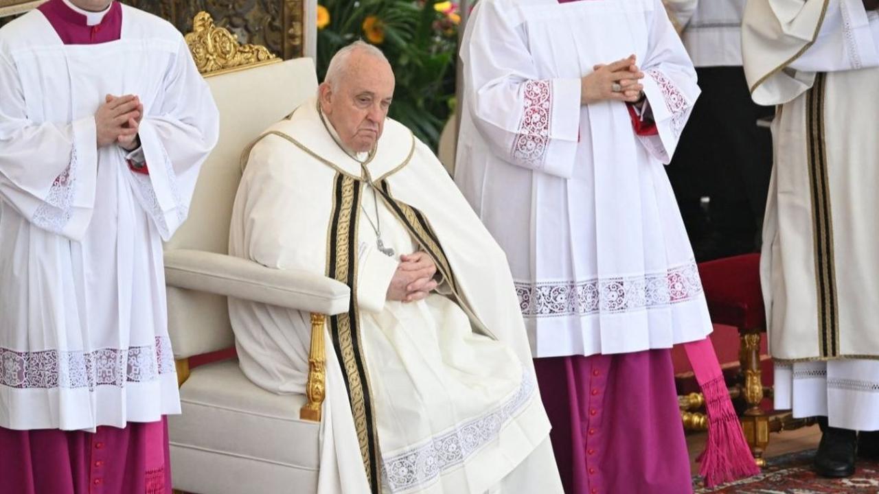 Paus Fransiskus memimpin Misa Paskah sebagai bagian dari perayaan Pekan Suci, di alun-alun Santo Petrus di Vatikan pada 31 Maret 2024.<br>Foto: Tiziana FABI / AFP