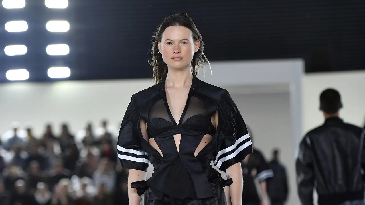 Behati Prinsloo di Atas Catwalk Alexander Wang