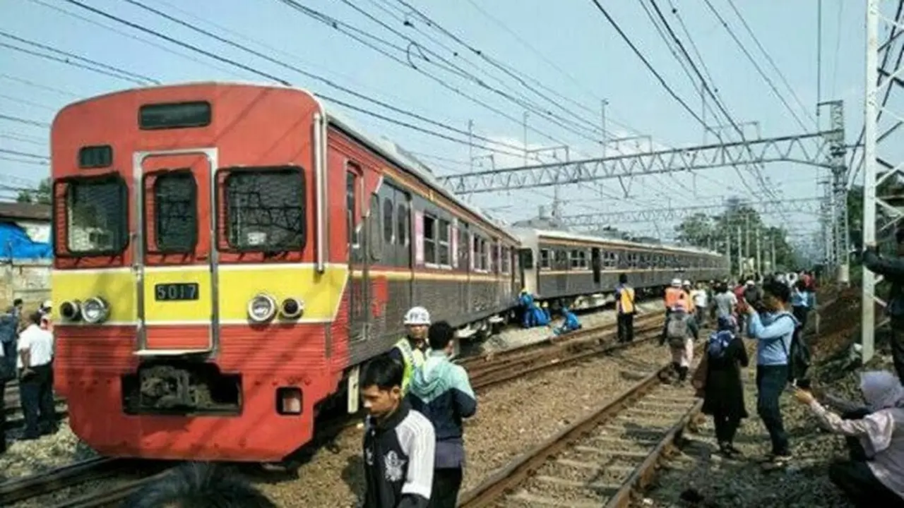 [Bintang] Kereta Anjlok
