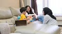 Momen hangat Putri Delina saat bermain dengan Adzam di dalam rumah. Sempat terjadi perselisihan, tapi dari video yang terbaru, mereka terlihat hangat dan penuh canda. [Youtube/Putri Delina AS]