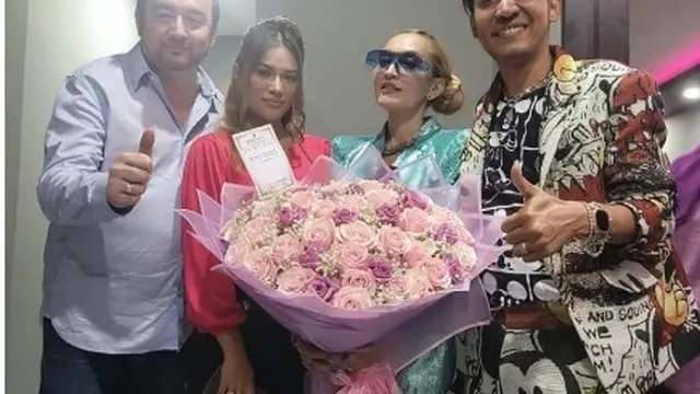 Indah Sari dan Riccardo Mazzoni, pemilik dan produser Seven Stars Records