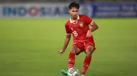 Pemain Timnas Indonesia U-20, Alfriyanto Nico Saputro berusaha mengontrol bola saat melawan Selandia Baru pada laga International Friendly Match U-20 di Stadion Utama Gelora Bung Karno (SUGBK), Jakarta, Minggu (19/02/2023). (Bola.com/Ikhwan Yanuar)