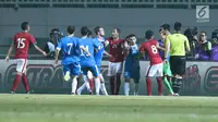 Kapten timnas Indonesia U-23, Hansamu Yama Pranata (tengah) melerai pertikaian dengan pemain Uzbekistan saat laga PSSI Anniversary 2018 di Stadion Pakansari, Kab Bogor, Kamis (3/5). Laga imbang 0-0. (Liputan6.com/Helmi Fithriansyah)