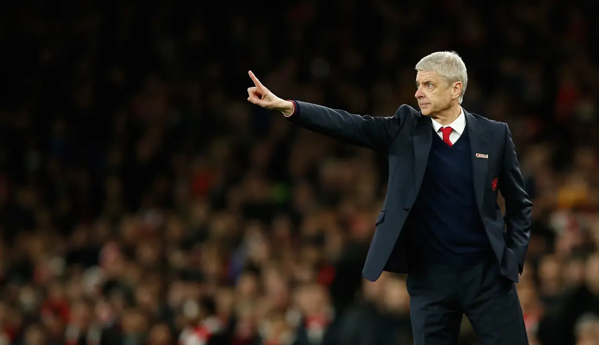 Pelatih Arsenal, Arsene Wanger mengintruksikan para pemainnya saat berhadapan Manchester City pada lanjutan liga Inggris di Stadion Emirates (21/12). Arsenal menang atas City dengan skor 2-1. (Reuters/John Sibley)