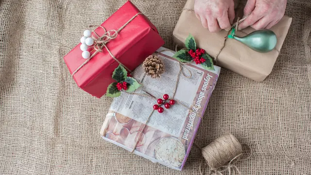 cara membungkus kado (sumber: istockphoto)