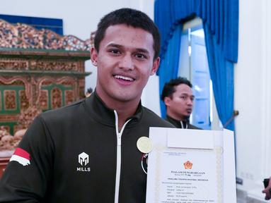 Lifter Indonesia Rizki Juniansyah resmi naik pangkat, dari letnan dua menjadi kapten TNI Angkatan Laut (AL) karena berprestasi di SEA Games 2025. (Foto: Muchlis Jr - BPMI Sekretariat Presiden)