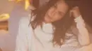 Nyender di bantal, Sophia Latjuba terlihat cantik dalam balutan baju tidur. Padukan cropped hoodie, celana pendek, dan kaus kaki yang nyaman [@sophia_latjuba88]