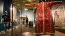 Orang-orang yang mengenakan masker mengunjungi Royal Ontario Museum (ROM) di Toronto, Kanada, pada 11 Juli 2020. Setelah ditutup sementara selama empat bulan, Royal Ontario Museum dibuka kembali untuk umum mulai Sabtu (11/7), dengan para pengunjung diwajibkan memakai masker. (Xinhua/Zou Zheng)
