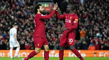 Pemain Liverpool Mohamed Salah (kiri) merayakan bersama Sadio Mane usai mencetak gol ke gawang Sheffield United pada pertandingan lanjutan Liga Inggris di Anfield Stadium, Liverpool, Inggris, Kamis (2/1/2020). Liverpool menang 2-0. (AP Photo/Jon Super)