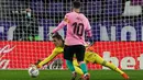 Penyerang Barcelona, Lionel Messi, berusaha mencetak gol ke gawang Valladolid pada laga lanjutan Liga Spanyol di Jose Zorrilla Stadium, Rabu (23/12/2020) dini hari WIB. Barcelona menang 3-0 atas Valladolid. (AFP/Cesar Manso)