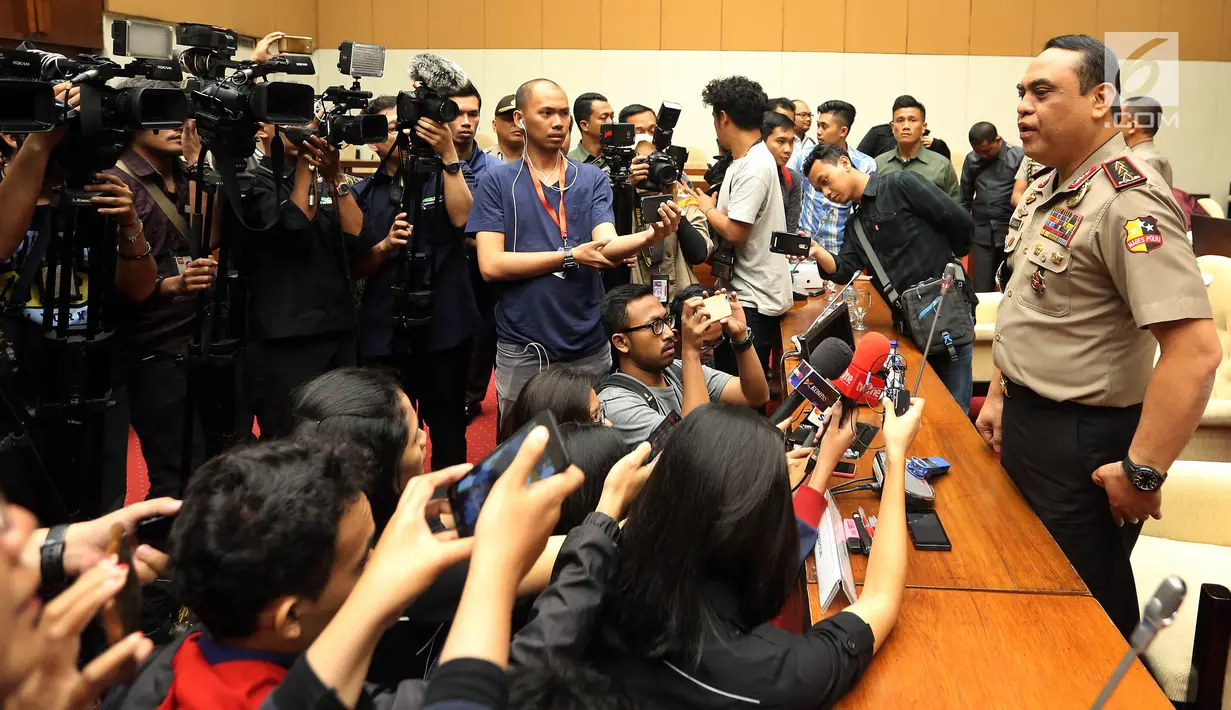 Wakapolri Komjen Syafruddin, memberikan keterangan pers usai menggelar Rapat Dengar Pendapat tertutup bersama Pansus Hak Angket KPK di Komplek Parlemen, Senayan, Jakarta, Rabu (19/7). (Liputan6.com/Johan Tallo)
