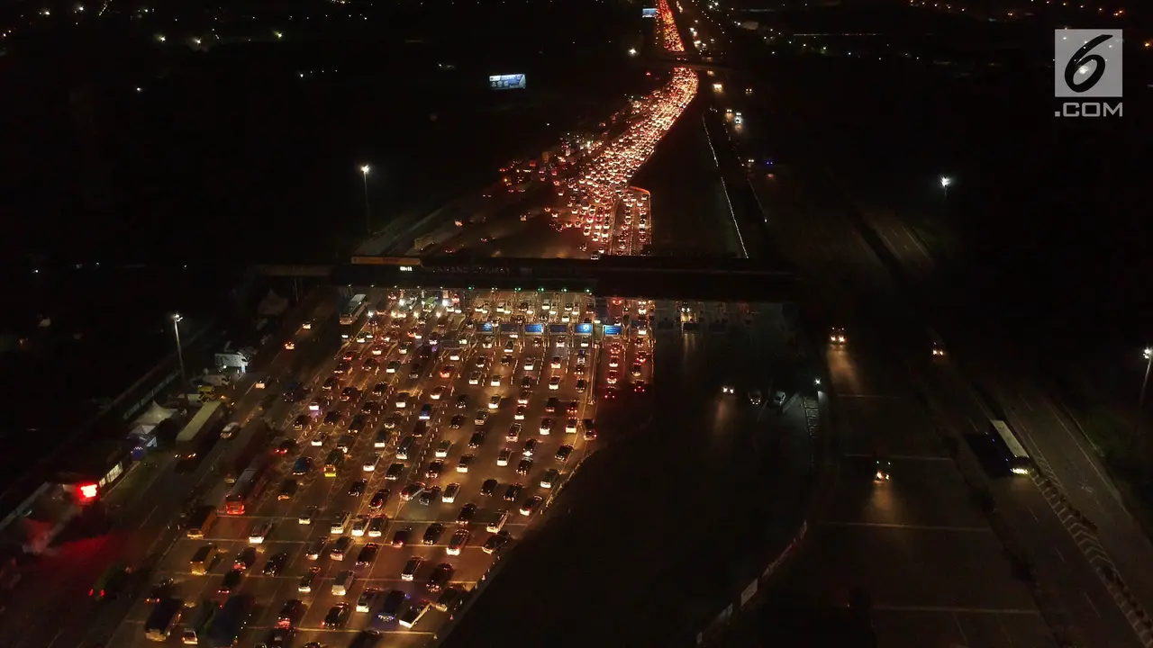 Kepadatan Kendaraan di Gerbang Tol Cikarang Utama