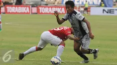 Penyerang Sriwijaya FC, Bayu Gatra berusaha melewati pemain Bali United saat laga perebutan tempat ketiga Piala Bhayangkara 2016 di Stadion GBK Jakarta, Minggu (3/4/2016). Sriwijaya unggul 2-0. (Liputan6.com/Helmi Fithriansyah)
