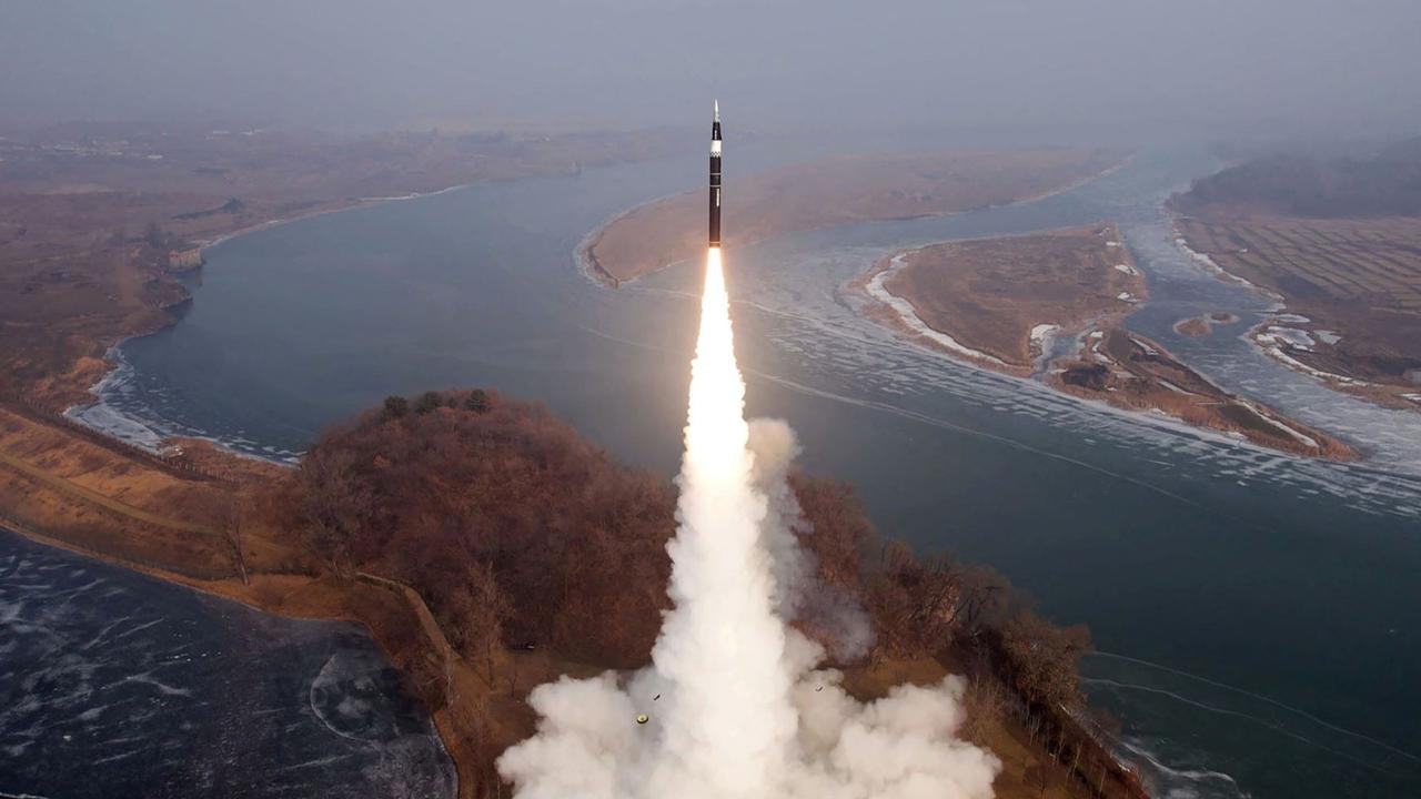 FOTO: Ngerinya Rudal Hipersonik Terbaru Korea Utara Melesat 12 Kali Kecepatan Suara, Bikin AS-Korsel Murka