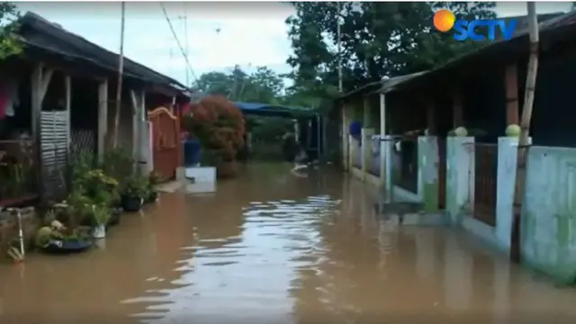 Aktivitas warga pagi ini disibukkan dengan membersihkan rumah dari lumpur sisa banjir.