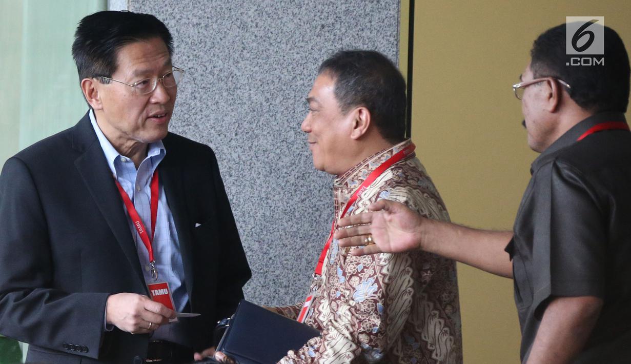 CEO Lippo Group James Riady (kiri) berbincang saat tiba di Gedung KPK, Jakarta, Selasa (30/10). James Riady diperiksa sebagai saksi terkait kasus suap perizinan proyek pembangunan Meikarta. (Merdeka.com/Dwi Narwoko)