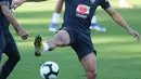 Gelandang Brasil,  Richarlison (kanan) berusaha mengontrol bola selama sesi latihan di pusat pelatihan Cruzeiro di Belo Horizonte, Brasil (1/7/2019). Argentina dan Brasil akan bertanding pada semifinal Copa America 2019. (AP Photo/Natacha Pisarenko)