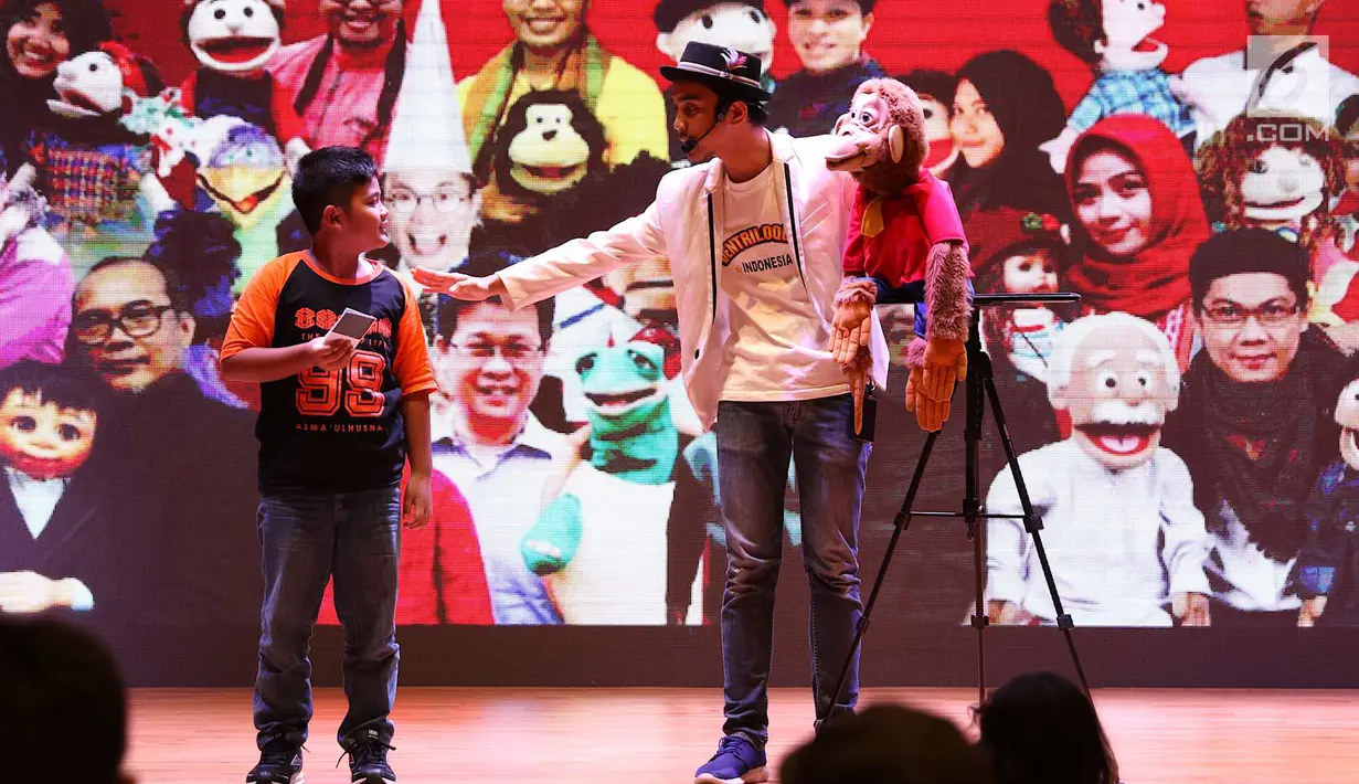 Seniman ventriloquist atau seni berbicara tanpa menggerakkan bibir berinteraksi dengan penonton anak-anak dalam pertunjukan Ventriloquist Indonesia di Perpustakaan Nasional, Jakarta, Rabu (4/7). (Liputan6.com/Immanuel Antonius)