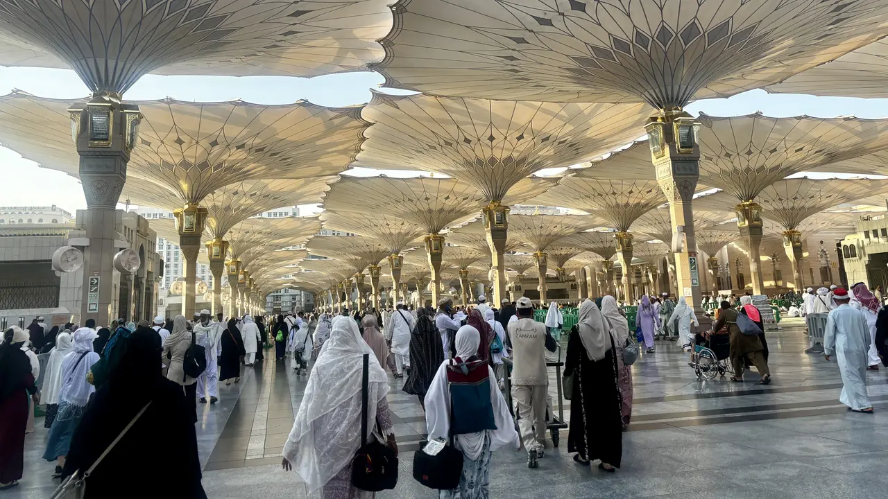 Jemaah haji Indonesia membutuhkan bantuan mobilitas selama berada di kawasan Masjid Nabawi, Madinah, kini dapat memanfaatkan layanan peminjaman kursi roda secara gratis. (Istimewa)