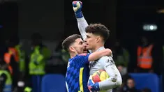 Penyelamatan penalti Kepa Arrizabalaga di menit-menit akhir babak extra time mengantarkan Chelsea lolos ke putaran kelima Piala FA 2021/2022. Chelsea berhasil menang 2-1 (1-1) usai mengatasi perlawanan tamunya Plymouth Argyle di putaran keempat, Sabtu (5/2/2022). (AFP/Glyn Kirk)