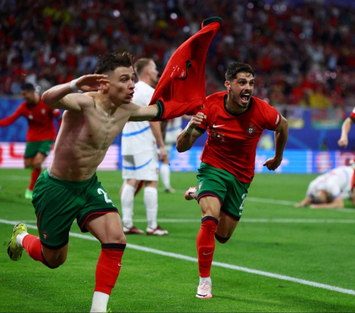 Francisco Conceicao&nbsp; langsung merayakan gol spektakulernya bersama Pedro Neto. <br><br>Gol kedua untuk Timnas Portugal ini sekaligus menjadi penutup akhir pertandingan babak kedua. Foto: Reuters<br>