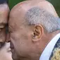 Presiden Indonesia Joko Widodo menerima Maori Hongi atau salam dari seorang tetua Maori saat upacara penyambutan di Government House di Wellington, Selandia Baru (19/3). (AFP/Marty Melville)