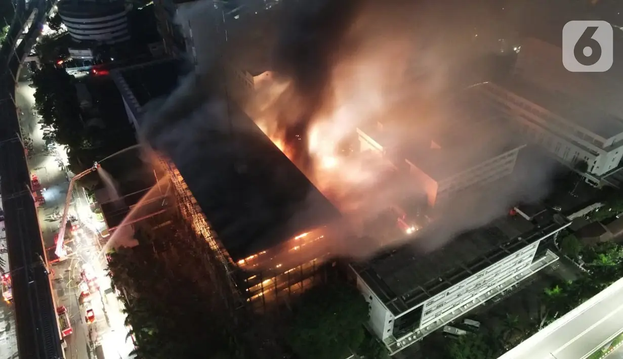 Foto udara memperlihatkan kebakaran yang terjadi di Gedung Kejaksaan Agung Republik Indonesia pada Sabtu (22/8/2020) malam. Sebanyak 38 unit mobil pemadam kebakaran dikerahkan untuk menjinakkan si jago merah Jalan Sultan Hasanuddin Dalam, Kebayoran Baru, Jakarta Selatan tersebut. (Liputan6.com/Herma